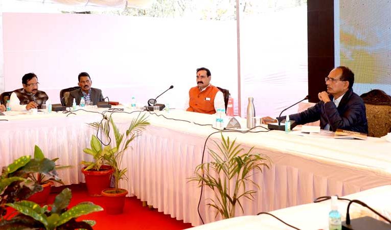 मुख्यमंत्री श्री चौहान ने प्रदेश के विकास पर मंत्रियों से की चर्चा