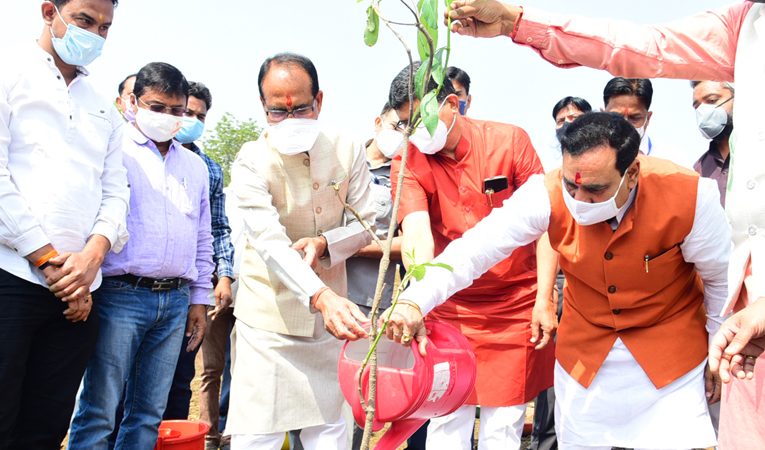 Bhopal Samachar : मुख्यमंत्री श्री चौहान ने रोपा बरगद का पौधा