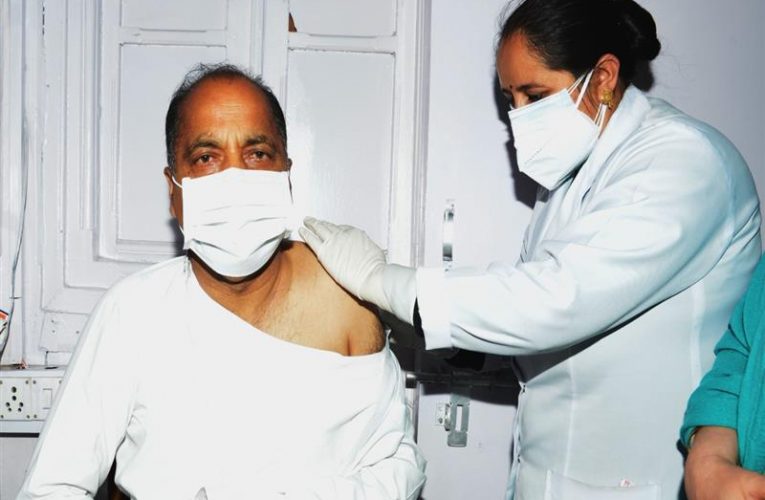 जय राम ठाकुर ने कोविड-19 वैक्सीन की दूसरी खुराक ली